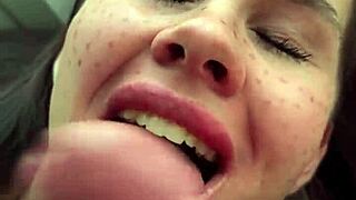 스타킹 입은 섹시 베이비가 거대한 자지로 깊은 애널 즐겨