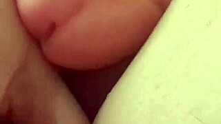 فتح علبة لوسي الفتا من ميستر سيكس دول، حصلت على هزة رطبة كميلف إيطالية