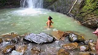 Morbid onanerer mens jeg stripper nøgen i floden, siger Silvana Lee med Brian Evansx