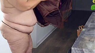 Velika ritka zrela babica kaže kapljočo mokro pičko v mini obleki