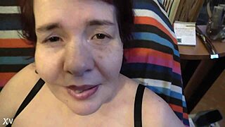 Mature donna sexy si masturba, stuzzicando con tette grosse?