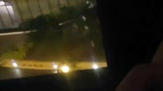 Masturberen in het openbaar bij hotelraam voelt waanzinnig wild!