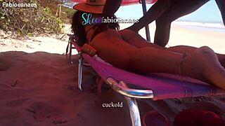 मैं समुद्र तट पर शादीशुदा महिला को आरामदायक मालिश देता हूं