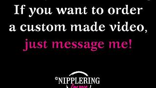 Nippleringlover vroče prstkuje ekstremno raztegnjene piercinge bradavic.