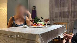 Jeg ser mannen min runke under bordet