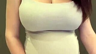 스텝맘, 탄력 있는 엉덩이와 큰 젖가슴 뽐내!