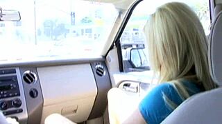 細身のブロンドKendra Devonがベッドでチンポを騎るのに飽きない