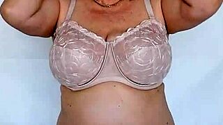 Od bež do mente - Busty granny Mariaolds pokaže perilo v domačem posnetku