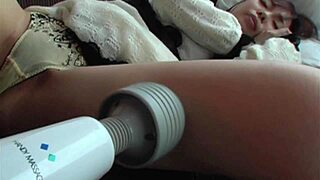 看看这个日本可爱女孩小18+奶，在床上吸吮和操