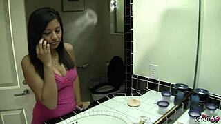 Frustrowana starsza para oszukuje latynoską młodą 18+ na tabu trójkę FFM z chudą żoną! 😲🔥