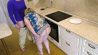 Olgun MILF'in büyük kalçasını elimde hissettim sikime saplanırken