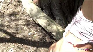 金发美洲狮婊子在公共德国森林Tinder约会中深喉干