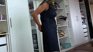 Ljubim gledati, kako se strastna mama sleče po zabavi