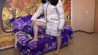 MILF με Παλτό Down σε Hood με Γούνινο Περίγραμμα Ρουφάει Μεγάλο Διλντο σε Διαφορετικές Στάσεις Αματέρ Φετίς