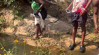 يا رجل، كدنا نتم القبض علينا ونحن ننيك على ضفة النهر!