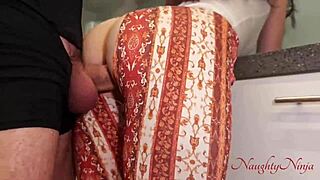 Jeg hamrer min kurvede rengøringsdame for ekstra kontanter