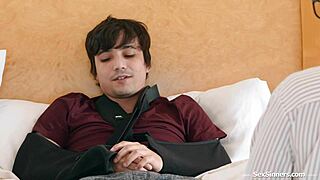 Tanár kínál intim segítséget diáknak kézimunkával