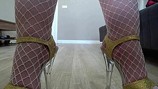 Ev kamerası hemşire üniformasında olgun ev hanımının tombul bacaklarını yakalıyor