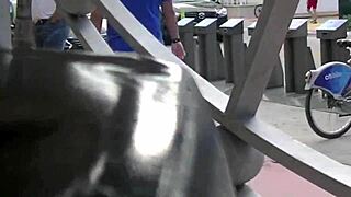 Helena Price își arată pizda public în aventură upskirt