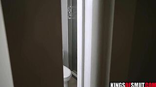 Nevlastná mama ho prichytí pri špionáži v sprche!