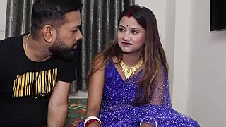 真实的已婚印度夫妻变得疯狂。性感妻子脱衣准备硬核猛干。