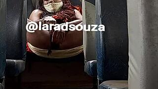 Ik ben verslaafd aan Indiase travestiet Lara Dsouza's sexy busvideo!
