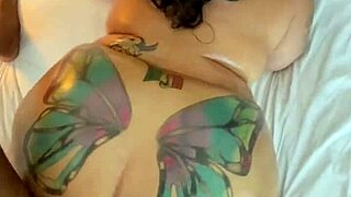 เช้าที่สกปรกกับ MILF กล้ามกับ interracial doggystyle ควยใหญ่