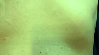 الجنس الفموي يتحول إلى نيك خشن من الخلف!