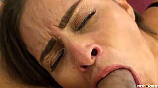 पति का भाई big bedroom scare के बाद चूसवाता है