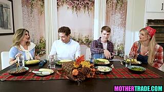 Hei, fiii vitregi își schimbă mamele vitrege pentru distracție în grup.