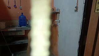 Sapkın üvey anne üvey kızını resim yaparken yakalar ve vahşi lezbiyen seks'e atlar.