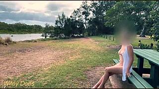 Ehefrau swingt draußen ohne Höschen für gewagten Spaß