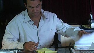 Follándome hermosa morena en perrito