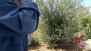 אמא קינקית מתגרה בכוס מנוקבת בחוץ