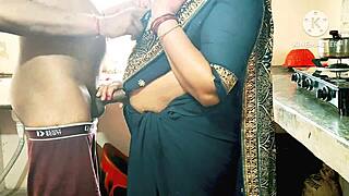 Desi Bhabhi Oğlanları Vahşi Enerjiyle Sikiyor