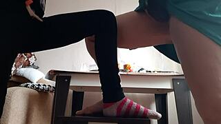 אישה מבוגרת וסטודנט מגיעים לשיא יחד