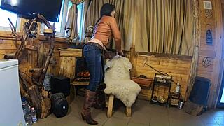 Hej, piękna macocho, czy twoja głodna cipka nie pragnie brudnej zabawy w tych dżinsach?