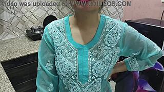 देसी इंडियन स्टीपमॉम बड़ी बूब्स के साथ स्टीपसन को किचन फकिंग सिखाती है। हिंदी ऑडियो शामिल।