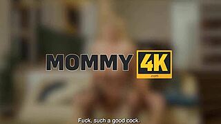 Moden blond forfører med spændende ord i strømper