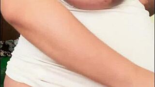 فتاة عربية حامل تظهر بطن كبير وصدر حليبي