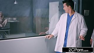 Masalah Ganda Saat Dokter-Dokter Ngentot Milf Blonde dengan DP Intens