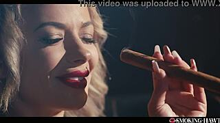 MILF חרמנית עם ציצים ענקיים מתנדנדת ומוצצת סיגר באורך 9 אינץ'!