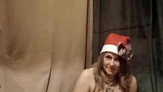 Esclave féminine en session solo avec strip-tease, caresses et baguette magique