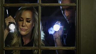 hei, vrei să vezi o adolescentă 18+ și milf într-un festin sălbatic de jizz în trei?