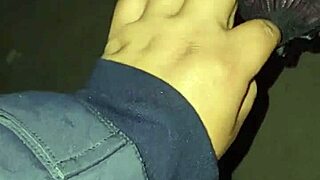 تريد نيك هذه العاهرة الناضجة في الشارع بدون واقي ولبن داخلها؟