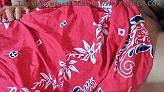 Utangaç Evli Kadın Yatak Odasında Teslimatçıyı Asyalı Eylem İçin Baştan Çıkarıyor