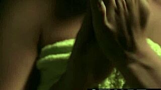 Leszbikus szépségek merülnek perverz strap-on szexjátékokba. Szűk puncik vadulnak anális ujjal