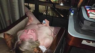 Гола баба мастурбира испред града ноћу