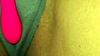 MILF latina en bragas grises muestra coño sexy