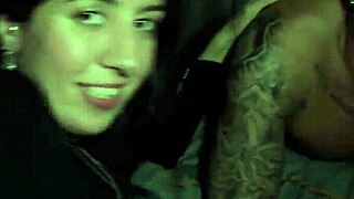 Brunette Vrouw Haar Strakke Kut Gevuld Met Enorme Lading Voor Cuckold Echtgenoot